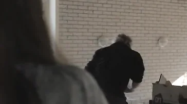 Uma vadia e puta de vinte e poucos anos transa com um operário veterano da construção civil.