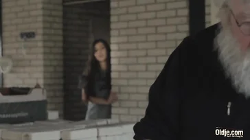 Uma vadia e puta de vinte e poucos anos transa com um operário veterano da construção civil.