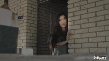 Uma vadia e puta de vinte e poucos anos transa com um operário veterano da construção civil.