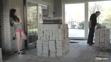 Uma vadia e puta de vinte e poucos anos transa com um operário veterano da construção civil.