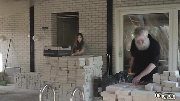 Uma vadia e puta de vinte e poucos anos transa com um operário veterano da construção civil.