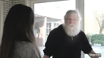 Uma vadia e puta de vinte e poucos anos transa com um operário veterano da construção civil.