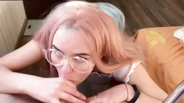 Zijn vriendin zet niet eens haar bril af om een lul te eten: wat een ondeugd heeft ze