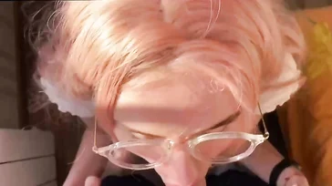 Zijn vriendin zet niet eens haar bril af om een lul te eten: wat een ondeugd heeft ze