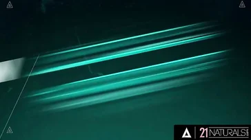 आकर्षक पड़ोसी अपनी पत्नी के दूर रहने पर उसे चोदता है