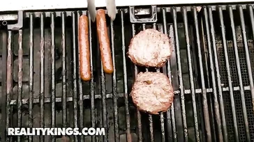 De mooie getrouwde buurvrouw laat zich na de barbecue neuken.