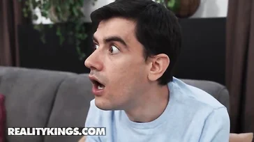 Ik slaap met de vriendin van mijn vriend en die idioot heeft het niet eens door.