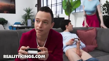 Ik slaap met de vriendin van mijn vriend en die idioot heeft het niet eens door.