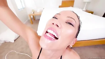Nadat ze zich wild aan een penis heeft te temmen, vindt ze het heerlijk om sperma in haar mond te hebben.