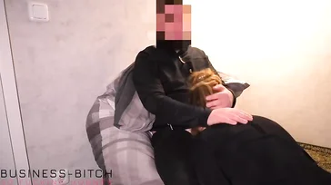 De mooie secretaresse zit graag op de pik van de baas.