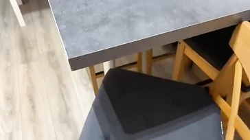 Snel seks met haar huisgenote in de keuken, met sperma in haar mond.