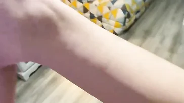 Snel seks met haar huisgenote in de keuken, met sperma in haar mond.