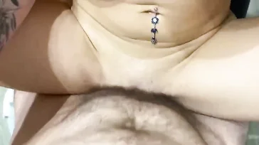 Snel seks met haar huisgenote in de keuken, met sperma in haar mond.