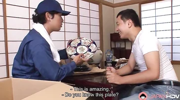 Unterwürfige japanische Ehefrau schluckt widerspruchslos einen auf dem Boden liegenden Schwanz.