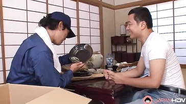 Unterwürfige japanische Ehefrau schluckt widerspruchslos einen auf dem Boden liegenden Schwanz.