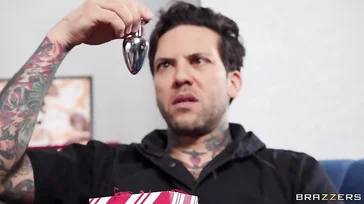 De vrouw van mijn broer heeft een geweldige kont: ik zou haar zo graag keihard neuken.