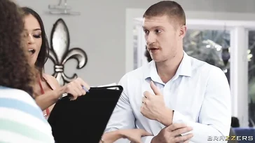 Die Verkäuferin in der Agentur ist umwerfend: Ich hoffe, ich kann heimlich mit ihr schlafen.