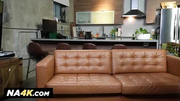 Bevor meine Schwester aufsteht, werde ich ihren Freund im Wohnzimmer vögeln.