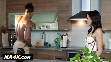 Bevor meine Schwester aufsteht, werde ich ihren Freund im Wohnzimmer vögeln.