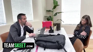 Stiefmutter peitscht ihre Stieftochter im Büro des Direktors: Was für ein pornografischer Dreier!