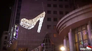 El viejo Santa Claus se lleva la follada de su vida en casa de esta chica