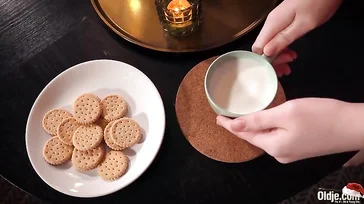 El viejo Santa Claus se lleva la follada de su vida en casa de esta chica