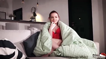 El viejo Santa Claus se lleva la follada de su vida en casa de esta chica