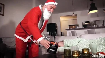 El viejo Santa Claus se lleva la follada de su vida en casa de esta chica