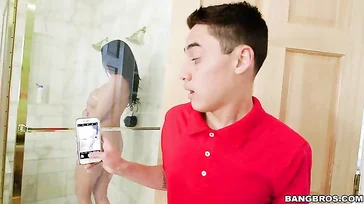 मेरी सौतेली माँ मुझे बाथरूम में उसकी योनि चाटने और उसके साथ संभोग करने का आदेश देती है।