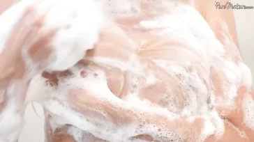 El entrenador personal no deja de mirarle el culo y el coño a esta morena