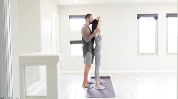 El entrenador personal no deja de mirarle el culo y el coño a esta morena