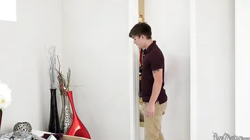 Su hijastro descubre uno de sus consoladores y le pregunta qué es eso