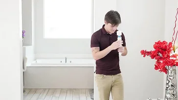 Su hijastro descubre uno de sus consoladores y le pregunta qué es eso