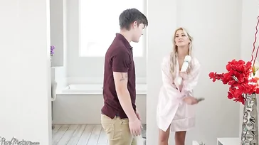 Su hijastro descubre uno de sus consoladores y le pregunta qué es eso