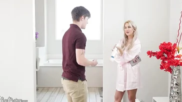 Su hijastro descubre uno de sus consoladores y le pregunta qué es eso