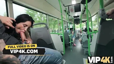 Brasileña viciosa y exhibicionista se folla a un desconocido en un autobus