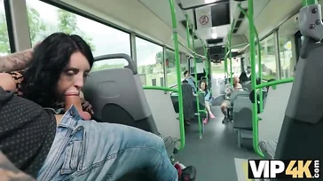 Brasileña viciosa y exhibicionista se folla a un desconocido en un autobus