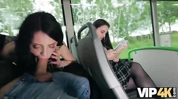 Brasileña viciosa y exhibicionista se folla a un desconocido en un autobus