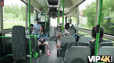 Brasileña viciosa y exhibicionista se folla a un desconocido en un autobus