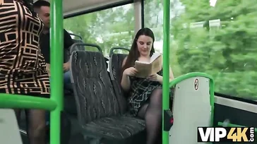 Brasileña viciosa y exhibicionista se folla a un desconocido en un autobus