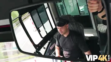 Brasileña viciosa y exhibicionista se folla a un desconocido en un autobus