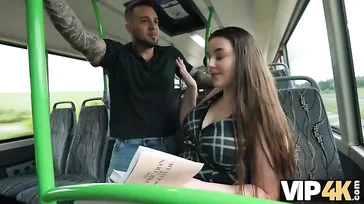 Brasileña viciosa y exhibicionista se folla a un desconocido en un autobus