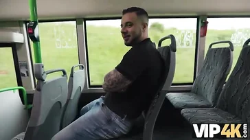 Brasileña viciosa y exhibicionista se folla a un desconocido en un autobus