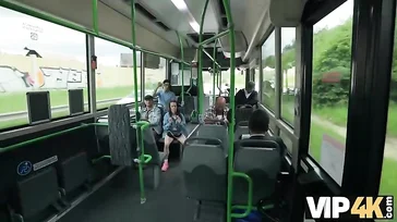 Brasileña viciosa y exhibicionista se folla a un desconocido en un autobus