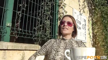 Sexy Spaanse moeder geniet ervan elke keer dat ze gebeld wordt voor seks.