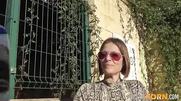 Sexy Spaanse moeder geniet ervan elke keer dat ze gebeld wordt voor seks.