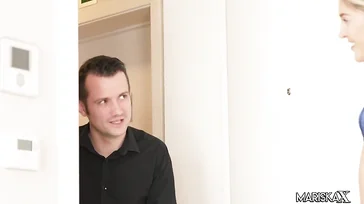 La voisine lui envoie un message WhatsApp lui demandant de venir chez elle pour avoir des relations sexuelles avec elle... !!