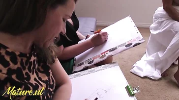 दो अधेड़ उम्र की महिलाएं एक नग्न मॉडल का चित्र बनाने का अभ्यास करती हैं... और अंत में वे एक त्रिक संबंध में लिप्त हो जाती हैं!