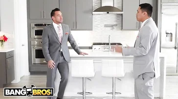 Hij betrapt de vrouw van zijn vriend terwijl ze zich als een varken aan het masturberen is in de badkamer.