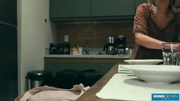 No puede evitar tocarse mientras espia a su hermana follar con su novio